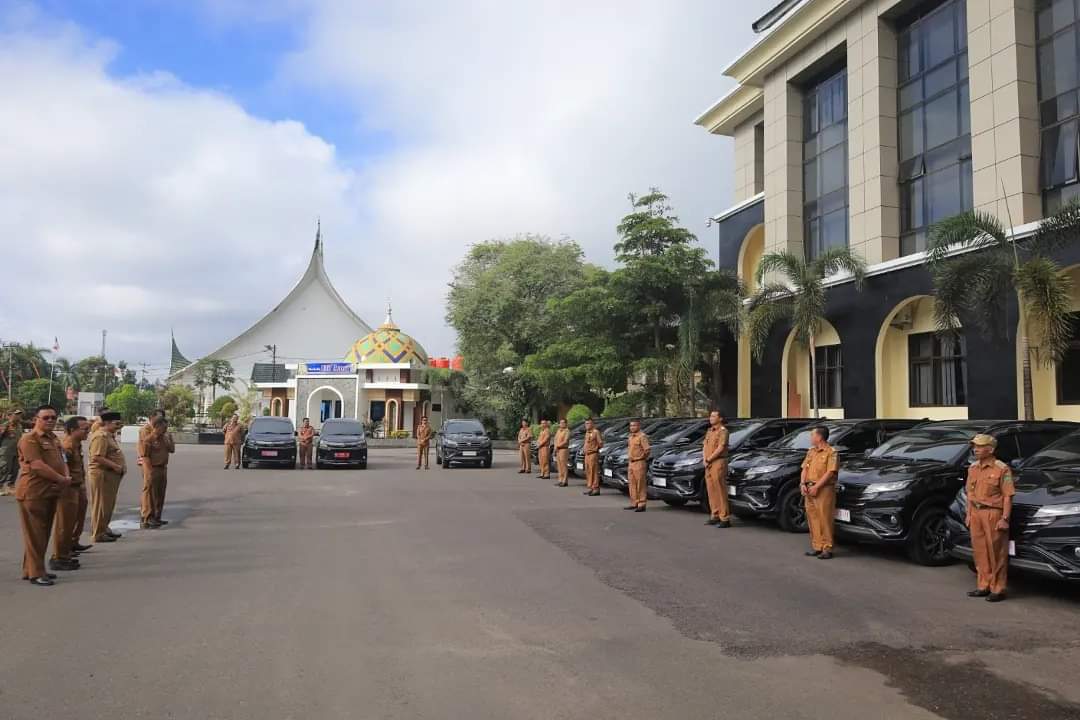 Penyerahan sembilan mobil dinas Camat di Kabupaten Pasaman